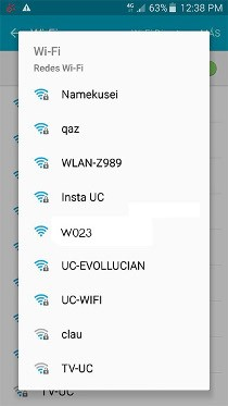 טלפון חכם המציג את אותות ה-WiFi השונים בסביבתו